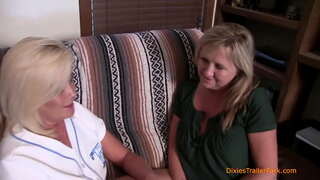 En MILF Slikke Fitte, Får Orgie i Gang