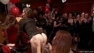 Dua lesbian SEKSI hamba Simone Sonay dan Sirene de Mer di awam Hari parti nyonya Puteri Donna Dolore mendapatkan leher terbentur