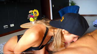 OneNymphoLatina DEEPTHROATS un fan e ingoia una spessa THROATPIE