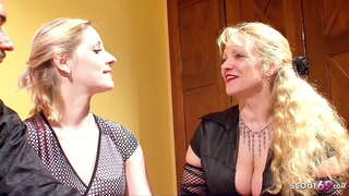 Молодая неопытная пара получает помощь от зрелой соседки в их первом секс втроем