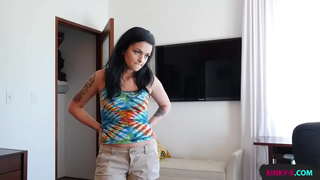 Mo leasdeirfiúr ní bheidh ach éirí as an tobac ag bualadh ar dom go dtí go chuir mé léi ar a ceithre boinn agus fuck go daingean slurping pussy a orgasm - Kylie Foxxx