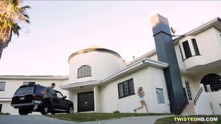 Putain de petit ami tandis que maman promenades dans? Nice!