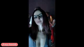 Une jeune fille va dur dans le club