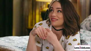 ���ံရှင်မတစ်ဦးမှော်လှည့်ကွက်ပေါ်တွင် stepbrothers gf နှင့်ှ။။။။သူတို့နမ်းနှင့် busty redhead ဒြပ်ပေါင်းသူမ၏cunt။ထို့နောက်သူလက်ချောင်းသူမ၏ကစားစရာနှင့်သူမလာျ