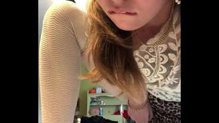 был блондинка итәк мастурбировать