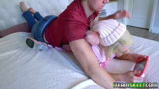 ���ेक्सी gamer सुन्दरी Ava Sinclair पात उनको खेल and start fucking उनको प्रेमी कुखुरा र उहाँलाई बनाउँछ cum in her big tits