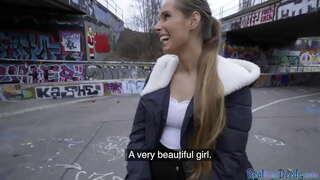 Babe realment necessita diners, però ha de donar mamada en públic