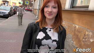 Schéinheet gëtt him e blowjob an Si hunn sex op der couch am doggystyle an an anere Posen, déi maachen comely girl Stöhnen