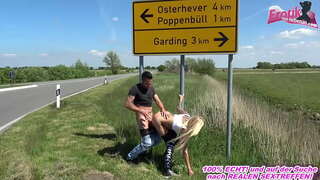 Creampie az utcán egy szőke cum ribanc