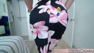 У мачехи есть некоторые проблемы, она нимфоманка, и она не может бросить курить