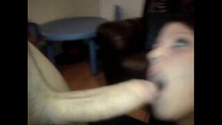 Un bel cazzo duro ottiene succhiato secco