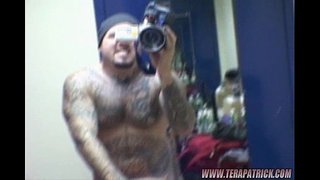 Hot babe donne une pipe dans les coulisses de sperme