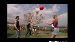 Ukutshona Kwelanga Teen Ukudlala Kwaye Draining Iibhola