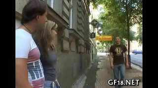 ���მაწვილო ზის და უყურებს