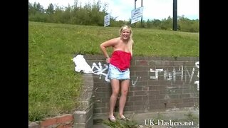 Szőke bébi Lenas nyilvános meztelenség, nagymellű villogó angol barátnők mutatja