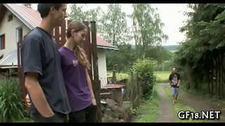 Nga bata spreads mga bitiis sa halapad nga bukas