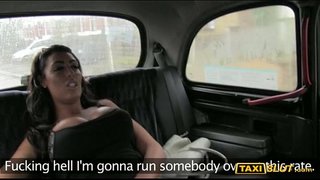 ���ිශාල juggs Ava ළිඳ සමග රියදුරු දී සැලකීමේදී ඔහුගේ කැබ්