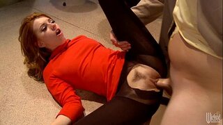 Сексуалды брюнетка өзінің кискасын мастурбациялайды