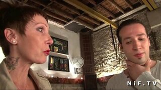 ���ြီးမားသော titted နှင့် tattooed အင်္ဂလိပ်ရင့်ကျက်ရရှိနှင့်သူမ၏တင်းကျပ်စွာမြည်းကိုထု