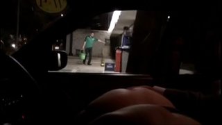 Kim Exhibicionista mostrando el culo a estra&amp;Munoz; os en el auto M &amp; piedziņa; xxco DF