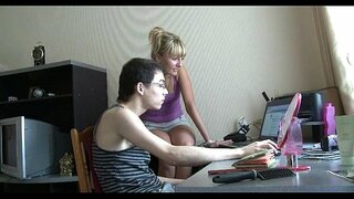 ���વ્ય કિશોર કે કિશોરી ગેલન રહે છે doggy ફેશન