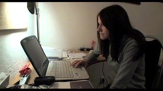 התינוק הזה פותח את הרגליים לרווחה