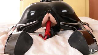 Lucy სარგებლობს მისი ვიბრატორი