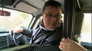 Hadjara抓到一个骑一个老男人