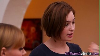 Busty teen γλείφει λεσβία