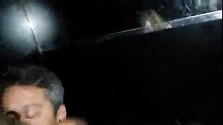 Avec ma femme à la balançoire de l&#039;intérieur et de la ami de le manger