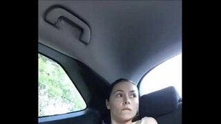 Roedd yn cums yn y car