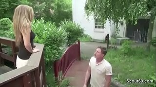 Pequeño delgado Adolescente follada por el arrendador a causa de las deudas 