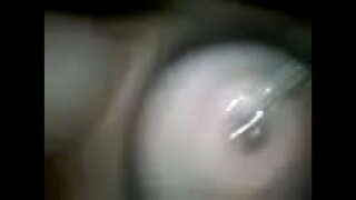 подруга играет со своими проколотыми сосками 1