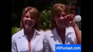 Милфа Близнецы Получает Жесткий Трах и Кончает