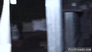 Tiener geskok deur die onderwyser Aspen Romanoff en Monica Asis en Marilyn Herehuis draadtrek help