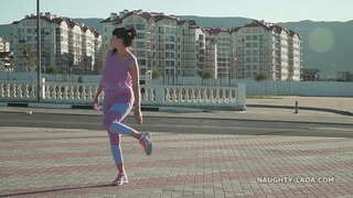 ���ेखने के माध्यम से ऊंट-पैर की अंगुली लेगिंग और पारदर्शी टैंक टॉप