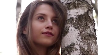 Mamy tanora vehivavy Nicolina ny manala ny akanjo ao an-ala