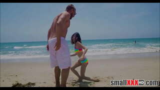 Млади И Мал Мала Девојка Јасмин Сива Добива Мала Пичка Протегала Со Огромен Кур Човек Од Плажа