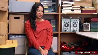 LP qaytarır oğurlanmış əşyalar, sonra isə ağır sikilmiş olur ilə магазинным oğru