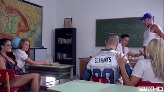 Өсвөр насны Dolly Diore &amp;amp; Кэти Тэнгэрийн хуваалцах tutor-ийн cock нь хоер horny найз нөхөд анги