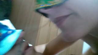 Gwraig briod yn poeri yn y geg y dyn ac yn gwneud iddo lyncu