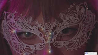 امرأة من ذوي الخبرة يؤدي جديدة لها مثلية صديق إلى غرفة خاصة