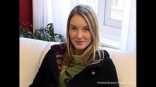 Туга блондинки менән матур уйнай супер раздеваться догола һәм киску