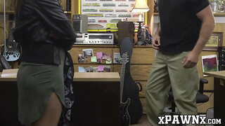 Curvy μωρό μου πιόνια της κιθάρας και το μουνί