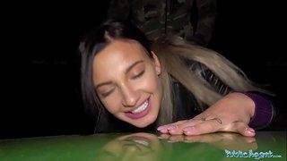 PublicAgent Kārdinoša busty hottie āra vakarā blowjob un izdrāzt