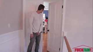 Squirts Оптоварување На Cum На Stepsister&amp;#039;s Face - Хармонија Чудо