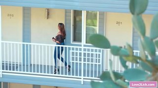 ���እንጀራ እናት የሆነች ሌዝቢያን የእንጀራ ልጆች ፀጉራም ኩታንት መመገብ