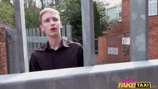 ���မျိုးသမီးအတုတက္ကဆံရှင်ဖမ်းမိအတူကစားလာျကကောင်လေးလာမည့်တံခါးကို