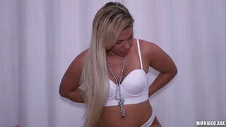 ���ലിയ സമനിരപ്പുണ്ടാക്കുക ബ്രസീലിയൻ ലഭിക്കുന്നു ആകർഷണീയമായ facial cumshot