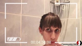 Lelik tiener skuil in die badkamer haarself te vinger